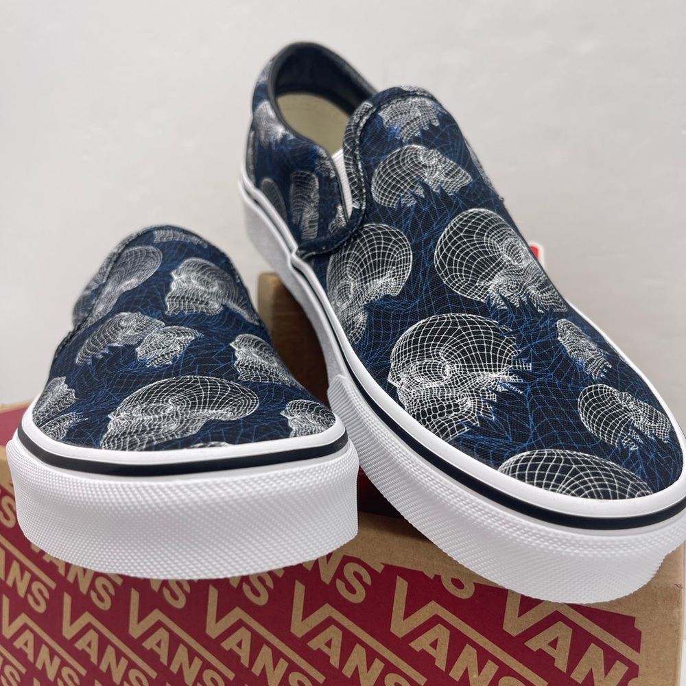 Vans WMNS Vans Women’s Classic Slip-On
(Wireframe Skulls)Blktrwht Sneakers - Picture 12 of 16